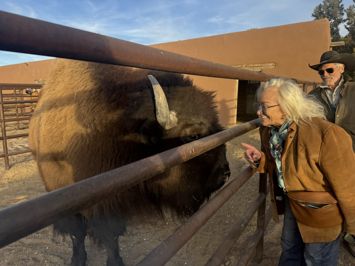 Spending time with an old friend @forriejsmithcowboy in Santa Fe NM. He’s introducing me to CLYDE his old friend!! Forrie was just awarded best supporting actor by COWBOYS AND INDIANS magazine. I believe they got that right!!! 🤠