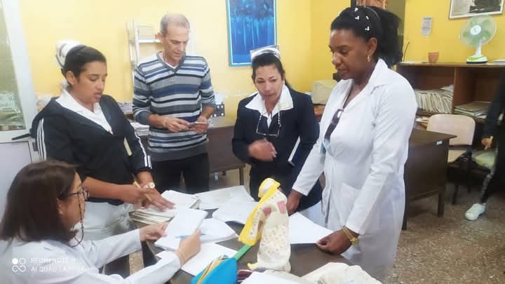 AmadorBorrego's tweet photo. Continuamos en #Artemisa con las acciones en la semana de enfrentamiento al consumo de drogas. Hoy en el Hospital General "Ciro Redondo" se evalúa el control y el destino final de la droga y medicamentos con efectos similares. #CubaPorLaVida
#ArtemisaJuntosSomosMás https://t.co/DXd5mSOh5V