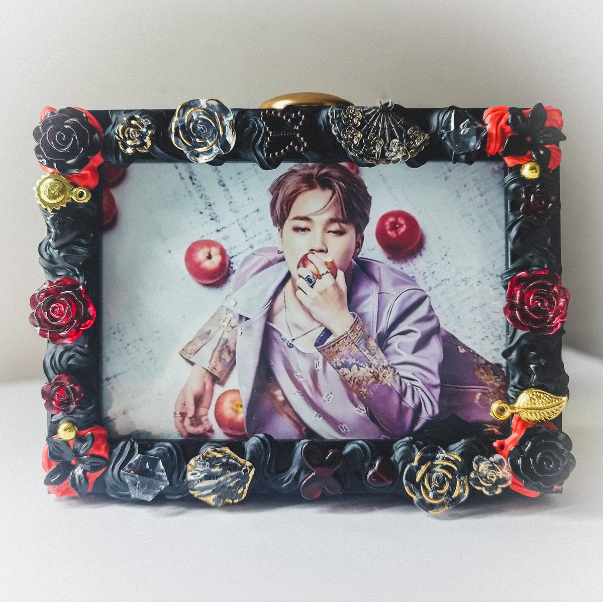Vivtoploader's tweet photo. 1️⃣
Cornice deco red and black❤️🖤
• price 7€ + shipping 
It can be used both vertically and horizontally.
Buy contacting me in dm or by filling out the form in bio💖
Request on commission or customized, (go open on the page)
#cornici #toploader #kpop #kpopshop
#deco #creamglue https://t.co/cOojqhq1wR