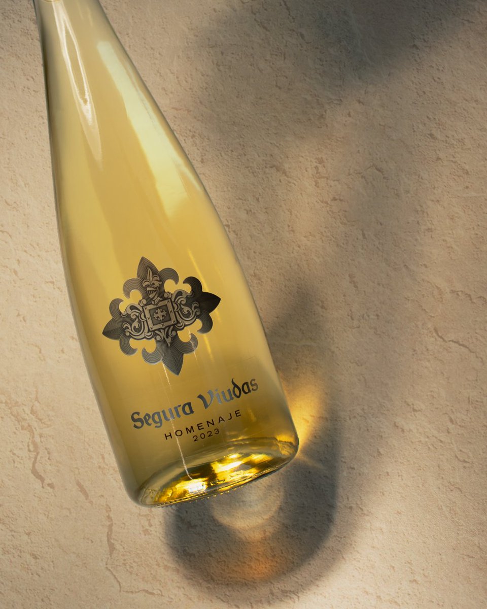 Un vino tan fresco como inolvidable. Con nuestro #SeguraViudas Homenaje Blanco, la elegancia está servida. Descúbrelo 👉 acortar.link/4rhz8Z