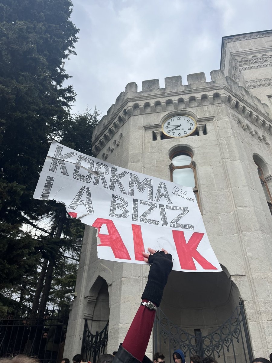 Korkma la biziz HALK! 
(polis barikatında bi kısmını kaybettik..)
