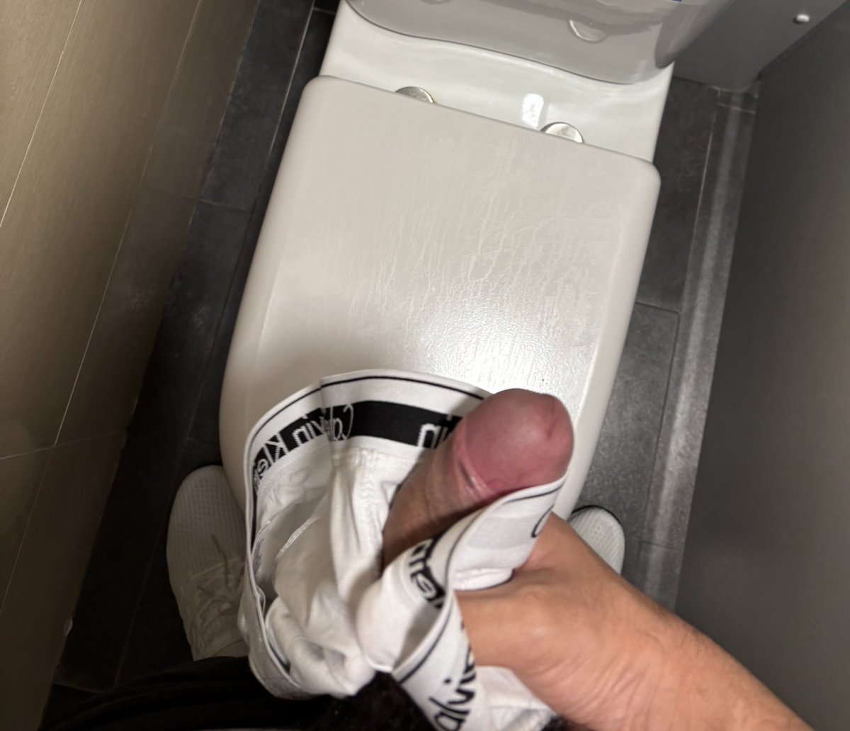 上完堂入toilet見到有條唔知係邊個嘅CK底褲 之後忍唔住拎嚟打🥵
最後仲射哂落去🫣希望唔好比人發現

repo for video