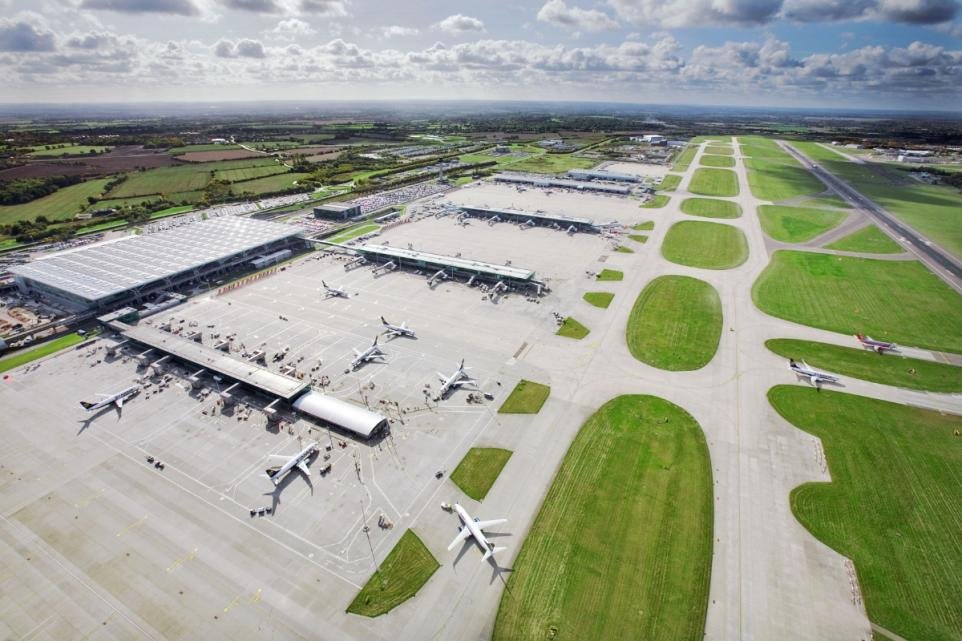 London Stansted Airport: nearly 2,000 back expansion plans &amp; other news in today’s Aviation Express ✈️                                        

Read more 👉shorturl.at/XG1LN