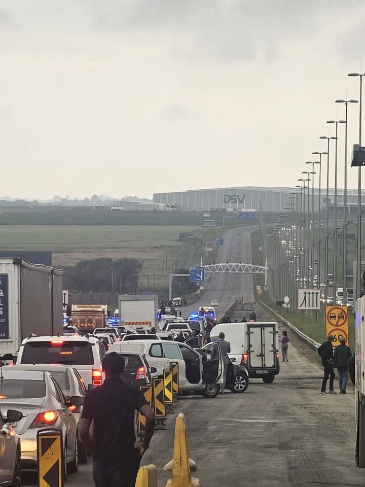 tndaba's tweet photo. Today law enforcement officers from #EMPD broke so many laws.
1. Going on illegal #EMPDStrike
2. Using state vehicles to embark on a strike
3. Obstructing Traffic
4. Disturbance of public order
5. Fails to report for work
For that, the @City_Ekurhuleni should charge them and fine all officers who took part.