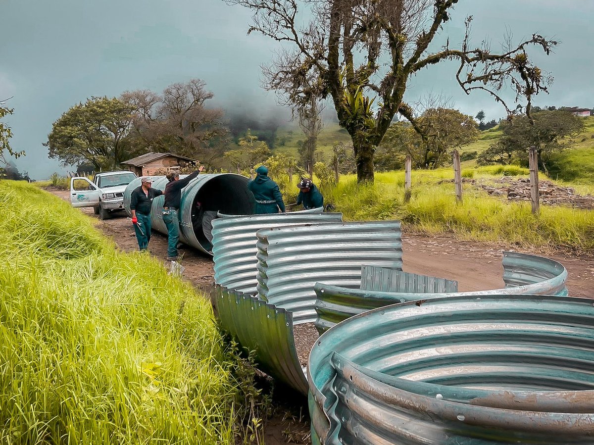 🔴#GirónInforma: Personal municipal trabajó en el armado del ármico que será colocado en el sector de Lumahuco, parroquia La Asunción. 
Agradecemos la colaboración de la <a href="/AzuayPrefectura/">Prefectura del Azuay</a> y el GAD Parroquial La Asunción.

Cristian Ochoa Carchi