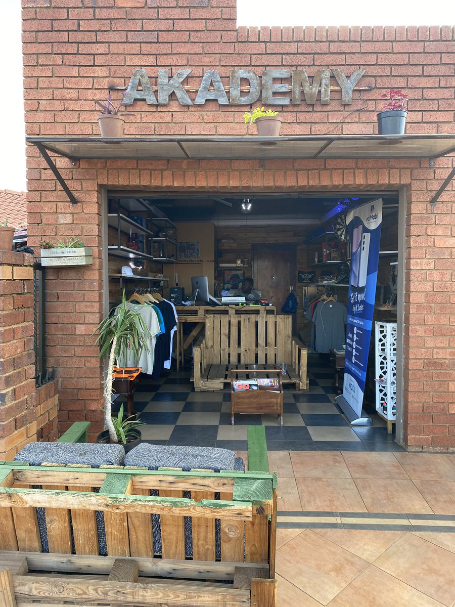 The_Akademy1's tweet photo. 📍/// SOWETO /// PROTEA GLEN /// 
#Akademy #Soweto #proteaglen #fashion #technology #lifestyle
 https://t.co/WrywA2JWEC
#munaka #xavi #Thakgi #sfiso https://t.co/WQ0dbUt3Kj