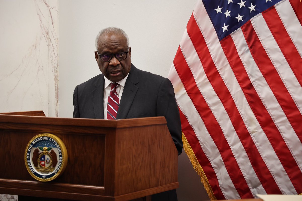 JoshDivineMO's tweet photo. Was thrilled to introduce Justice Thomas to dedicate the conference room in memory of such an inspiring alum of the Missouri Attorney General’s office. https://t.co/XFkGmDu4iq