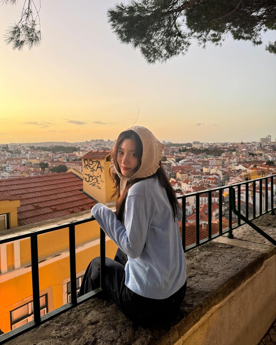j_cchaeyeoni's tweet photo. me and you and sunset.jpg 🌄 https://t.co/ZXTdgomv1h