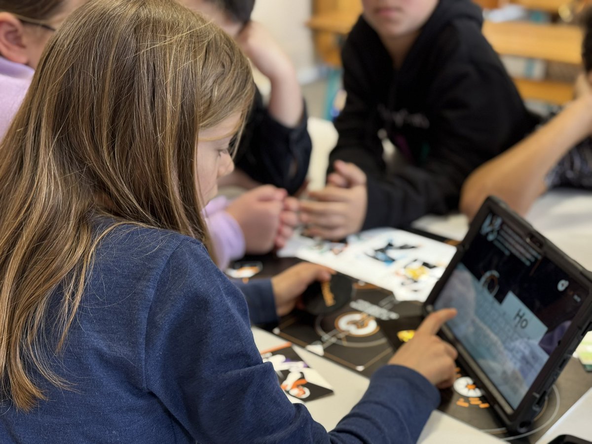 Les élèves de CM1-CM2 de 5 écoles de Colmar participent à l’escale game « Magiciens du Numérique » d’Orange

👉🏼 bonnes pratiques du numérique 
👉🏼 e-réputation,
👉🏼 cyberviolence et 
👉🏼 protection des données personnelles