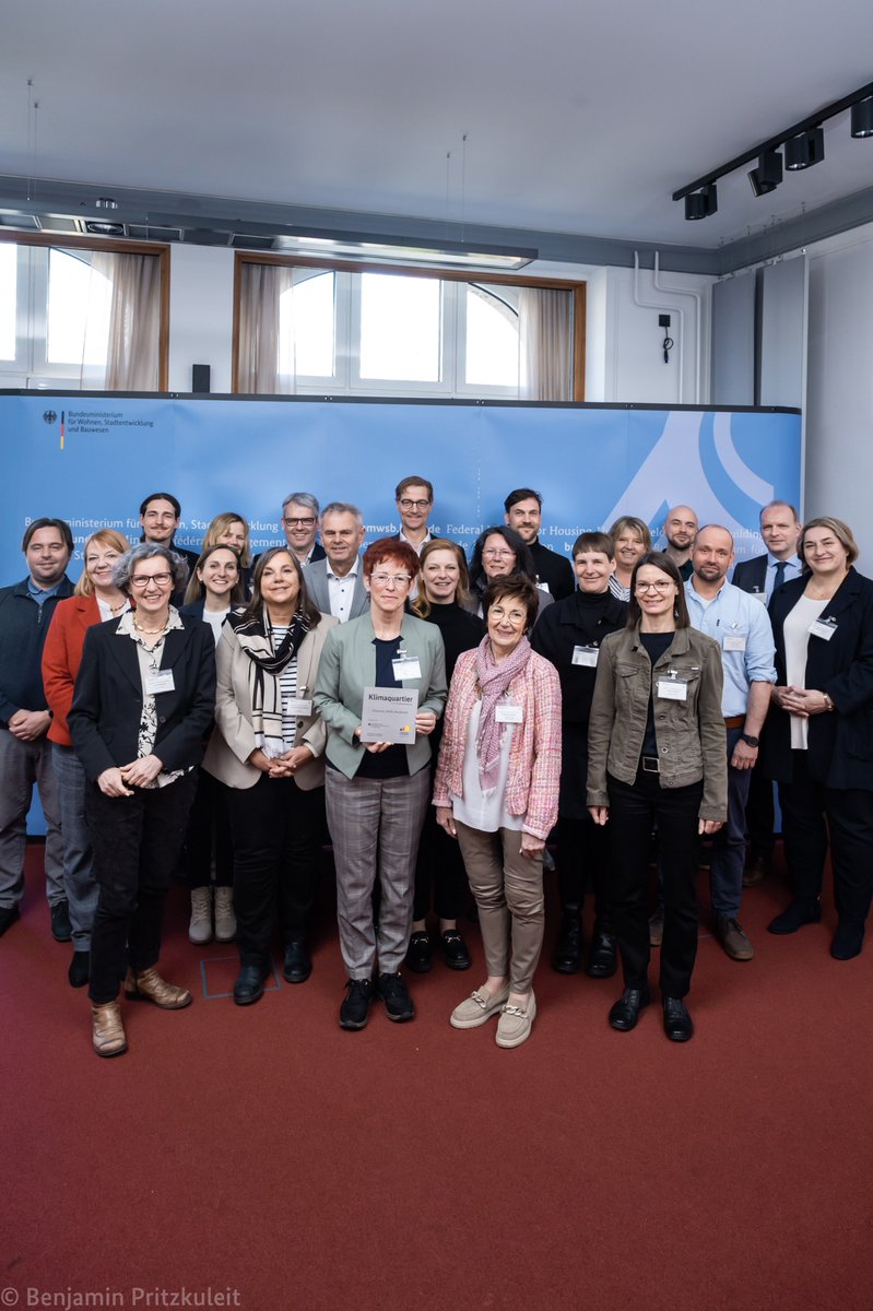 BMWSB_Bund's tweet photo. Klimaschutz und #Klimaanpassung müssen in der Stadtentwicklung mitgedacht werden. Zum Abschluss des Forschungsvorhabens ‚Klimaquartiere in der #Städtebauförderung‘ wurden heute 18 Kommunen ausgezeichnet, die zeigen, wie das besonders gut geht. https://t.co/Fvi7qOlrbl