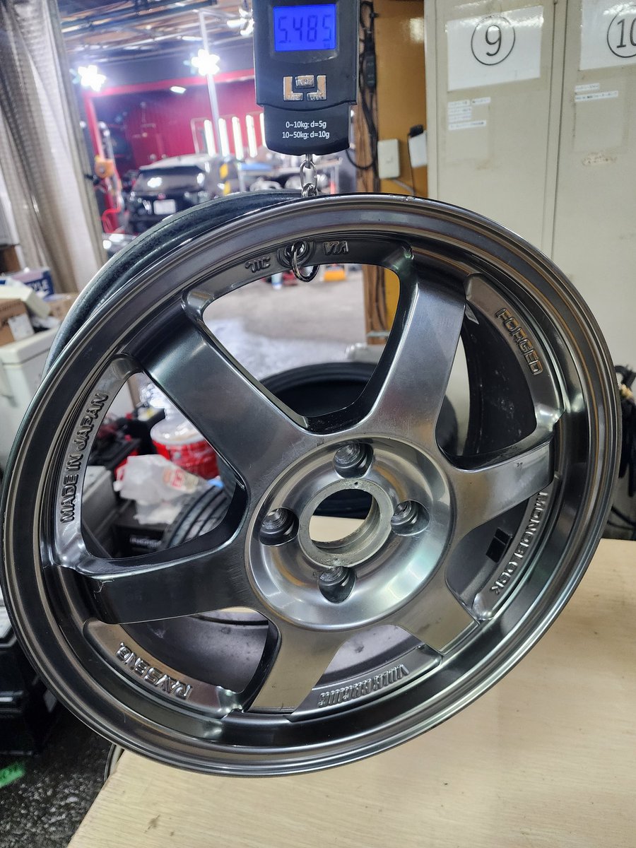 kunishou's tweet photo. ホイールとタイヤ重量
エコドライブギアエ スコート37
(TE37の廉価版 でもしっかりと鍛造w)
16インチ 6.5j +45 →約5.5kg
RE004
195/50R16 → 約8.2g
#アドレナリン
#RE004
#レイズ
#パーティレース https://t.co/UQ4rfxOPM3