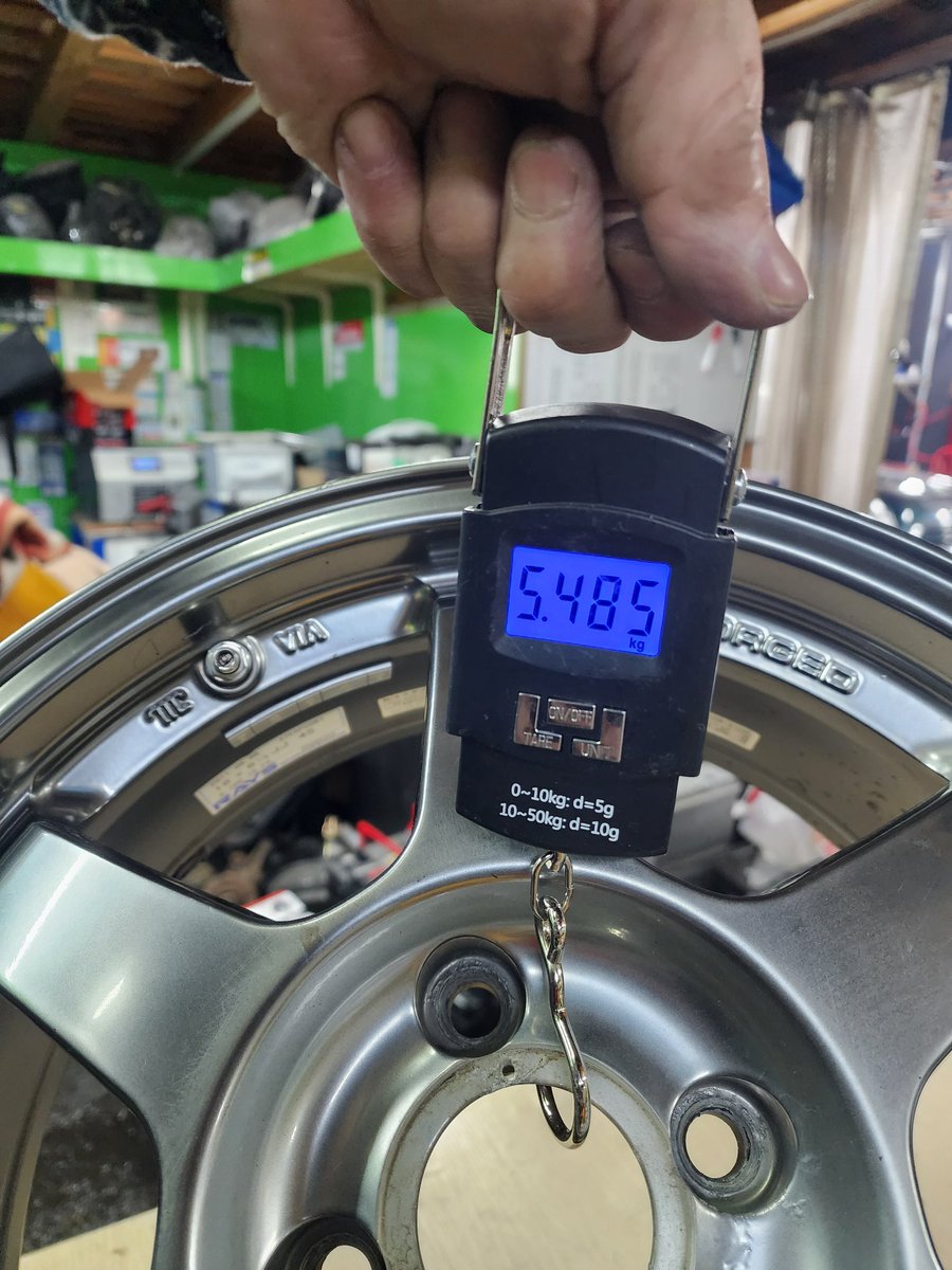 kunishou's tweet photo. ホイールとタイヤ重量
エコドライブギアエ スコート37
(TE37の廉価版 でもしっかりと鍛造w)
16インチ 6.5j +45 →約5.5kg
RE004
195/50R16 → 約8.2g
#アドレナリン
#RE004
#レイズ
#パーティレース https://t.co/UQ4rfxOPM3