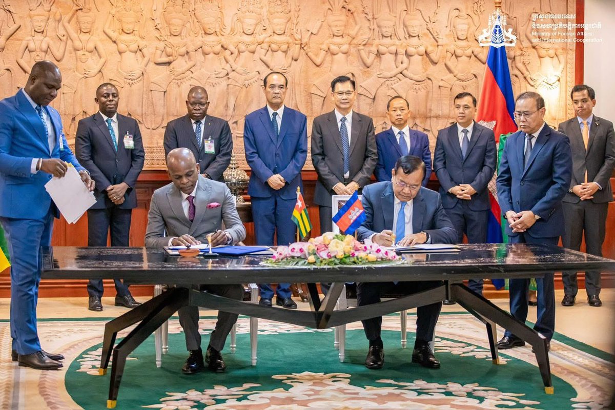 rdussey's tweet photo. J’ai signé aujourd’hui à Phnom Penh avec mon cher ami PRAK Sokhonn Vice Premier Ministre et MAE du royaume du Cambodge un accord sur l’exemption réciproque des visas au profit des citoyens togolais et cambodgiens détenteurs de passeports diplomatiques et de service et un MOU sur les consultations politiques entre nos deux ministères. Ces deux instruments contribueront à faciliter les échanges et à redynamiser davantage les relations d’amitié et de coopération entre nos deux pays
#Cambodia #Hospitalité #Bienvenue #Coopération #RelationsInternationales #Togo #Développement #Solidarité #Diplomatie #AfriqueAsie #TogoCambodge