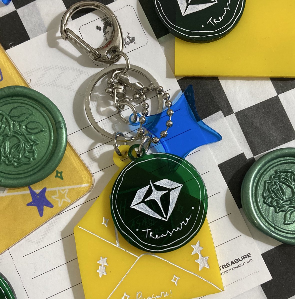 huppiyspace's tweet photo. giveaway ‘yellow 1st win’! — ★ ⋆ ࣪. 
★ pc holder (1 winners)
★ keychain asahi & woo (4 winners)
★ 25k voc for join pre order pleasure special kit (2 winners)

★ rules : 
• likes + rt this twt and my pin
• follow me 
• comment with ur fav yellow photo!

close : 24.03.25
★ goodluck! 💛👋🏼