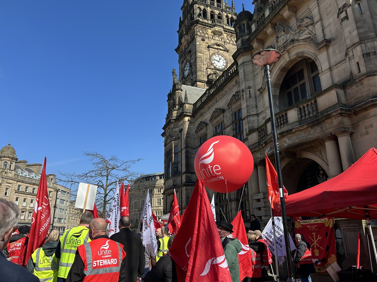 AlishaM210's tweet photo. Veolia strikes outside #Sheffield Town Hall today

What they want 

✅ Workers at Veolia want to be represented by unite- the union of their choice 

✅Fairness, respect, and the right to have a say in pay and working conditions 

#RespectuniteRecognition #Veoliastrike https://t.co/mHY4FDleJM