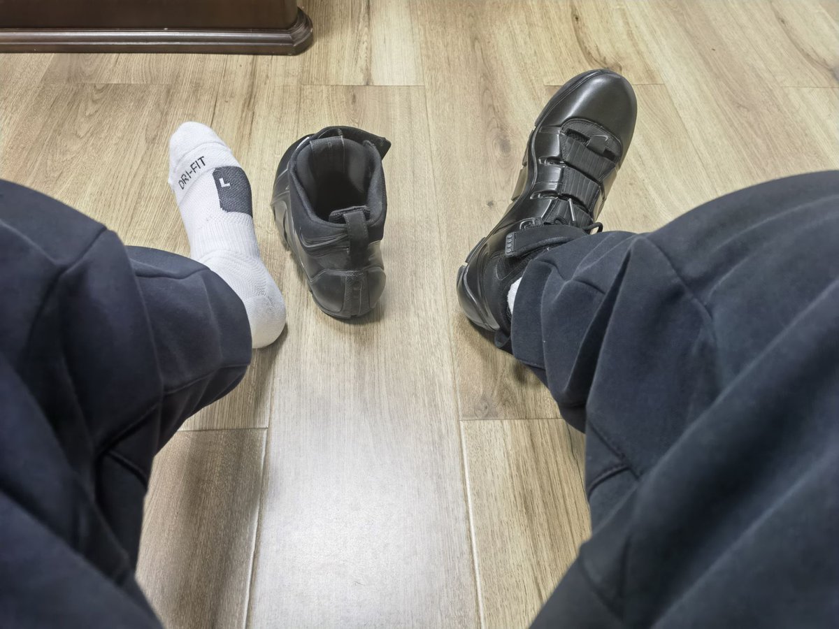 我也是那个能把白袜穿的发黄变黑，把黑袜穿的发亮变白的人😂