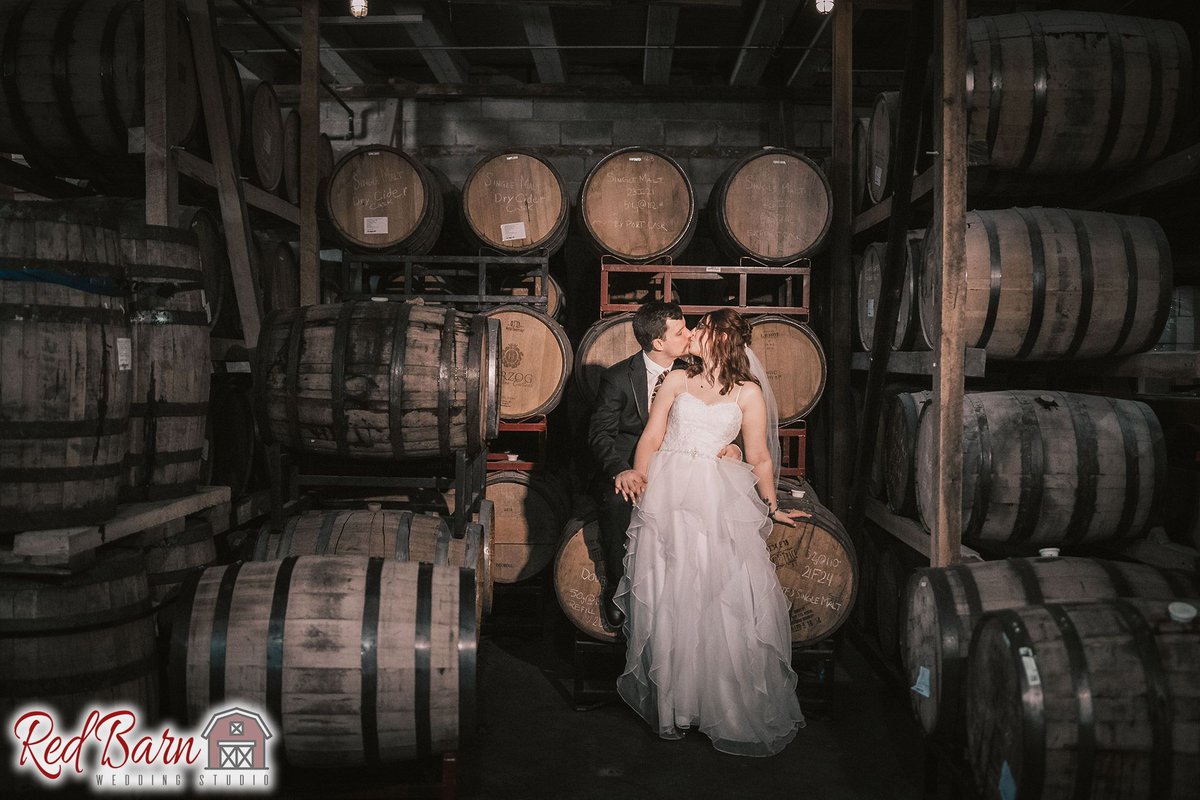 redbarnwedding's tweet photo. And this wedding was all about shamrocks &amp; shenanigans💚💚💚... Congratulations to Caitlyn &amp; Bryan for tying the knot !!!

#redbarnweddingstudio #redbarnstudio #weddingvowsphotography #thorntondistilling #bestweddingphotographyteam #chicagobestwedding #chicagophotographer https://t.co/bQEqOYGDL2
