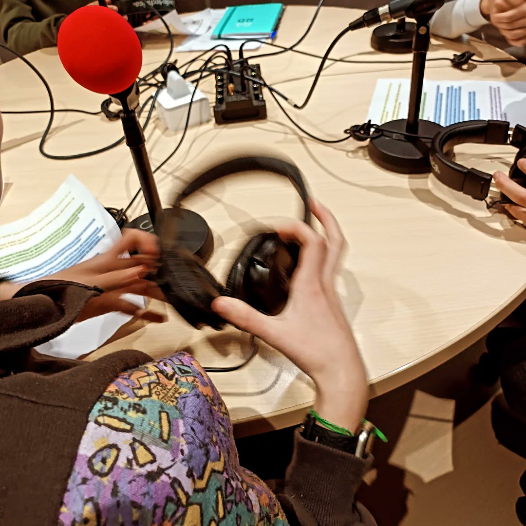 Avui, els alumnes de 1r, 2n i 3r d'ESO de l'institut Salas i Xandri, visiten Ràdio Sant Quirze per fer el programa Som Solidaris amb Laura Roger.

📻Podeu escoltar Som Solidaris els dimecres a les 19 h o en qualsevol moment a radiosantquirze.cat🎧

🥳Gràcies per la visita 👏🏻