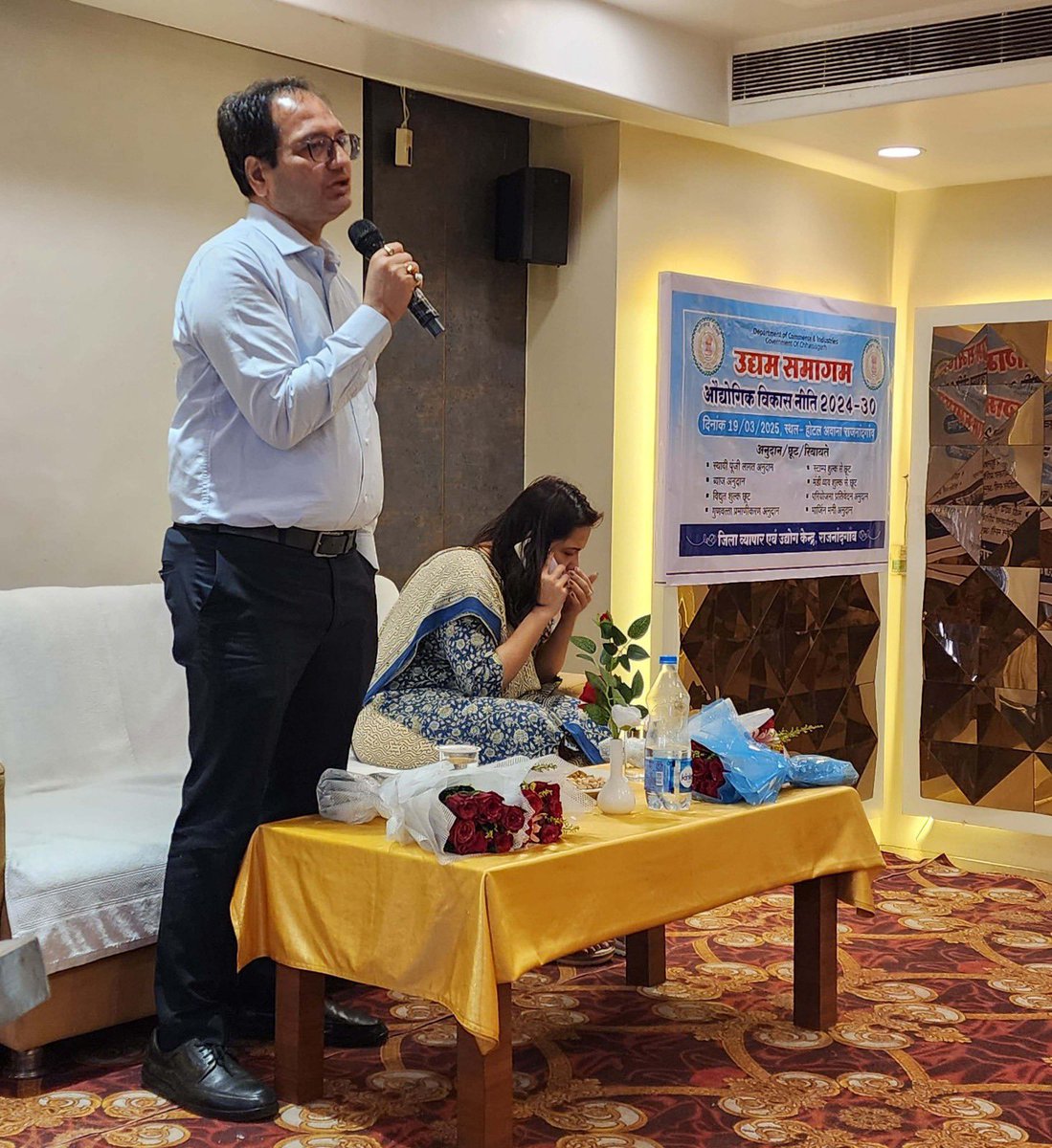 RajnandgaonDist's tweet photo. जिला व्यापार एवं उद्योग केन्द्र राजनांदगांव द्वारा औद्योगिक नीति 2024-2030 एवं विभागीय योजनाओं की जानकारी प्रदान करने हेतु उद्यम समागम कार्यक्रम का आयोजन किया गया https://t.co/Ns2Oa9JZiI