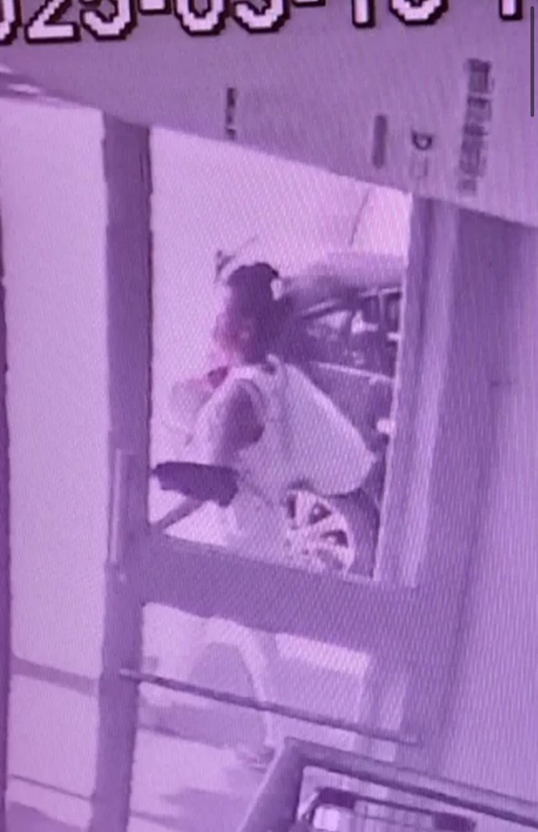 barcelodadepre's tweet photo. Brasileira de 36 anos é presa por jogar bebê em container de lixo no bairro belgrano em Buenos Aires. Após ser identificada pelas câmeras de segurança, ela admitiu à polícia que teve gêmeos em um banheiro, sem atendimento médico, e que a menina nasceu morta, então se desfez dela https://t.co/c0tnmpzEV9
