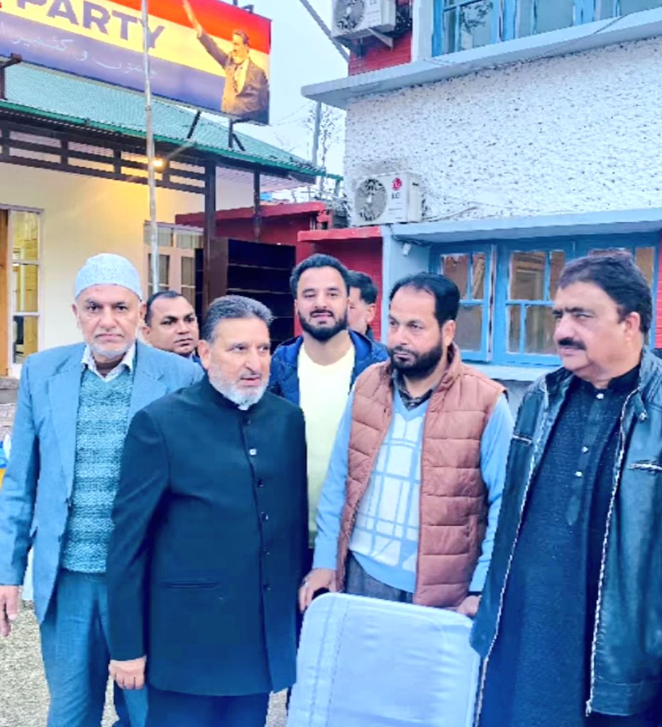 jkaphand's tweet photo. @Apnipartyonline organized an Iftar gathering at its headquarters, M2 Church Lane, attended by journalists from local and national media. Party President @SMAltafBukhari welcomed the media fraternity, emphasizing the importance of such interactions. #Iftar #Srinagar https://t.co/6sDUsS1Ucl