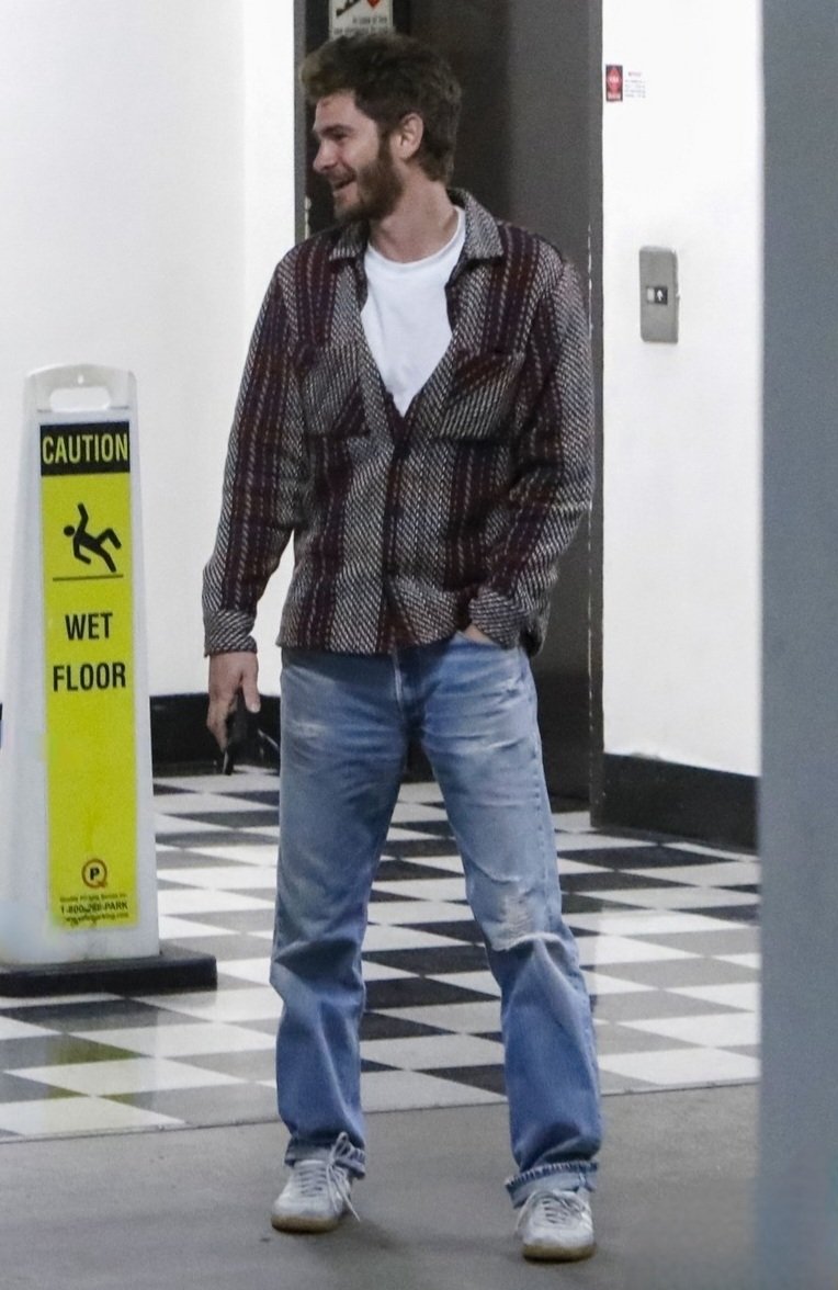 Andrew Garfield foi visto saindo do Sushi Park em West Hollywood, Califórnia.