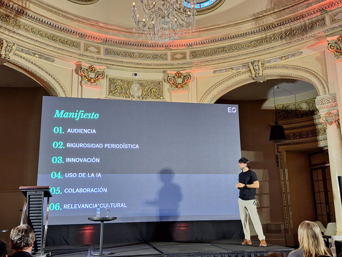 TrinidadRodrigu's tweet photo. "La conversación hoy se encuentra en lo digital' y las marcas deben ingeniarse para empatizar y conectar con las distintas audiencias, dijo Sebastian Hochbaum en Uruguay Media Show. Contar historias que inspiren e incorporar la inteligencia artificial son un desafio constante. https://t.co/2YWAS6yDE8
