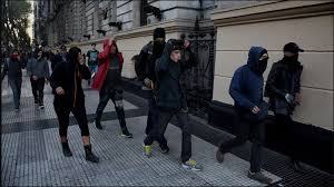 Están llegando a la Plaza individuos de civil bajando de autos policiales