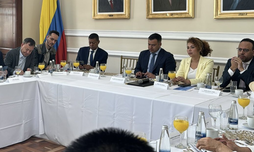 CiroARodriguezP's tweet photo. Avanzamos en la construcción de un futuro responsable con la socialización del proyecto de ley sobre ética y gobernanza de la Inteligencia Artificial, presentado por @MincienciasCo @YeseniaOlayaR y @Ministerio_TIC @JulianRMolinaG @CamaraColombia @comision_sexta . Un paso clave para un desarrollo tecnológico confiable y seguro. #IAÉtica #GobernanzaDigital