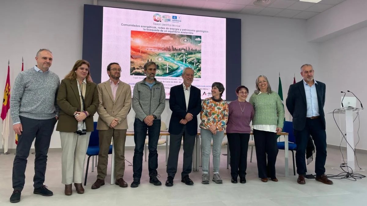 IDAEenergia's tweet image. 🗣️ Juan Jesús Domínguez Rivas, técnico del área de Gestión de la Demanda del #IDAE, intervino ayer en la @Esc_Ing_Almaden en una jornada de @ProyectogeoCR

Explicó todo el abanico de posibilidades que ofrece la Administración para la implantación de las comunidades energéticas