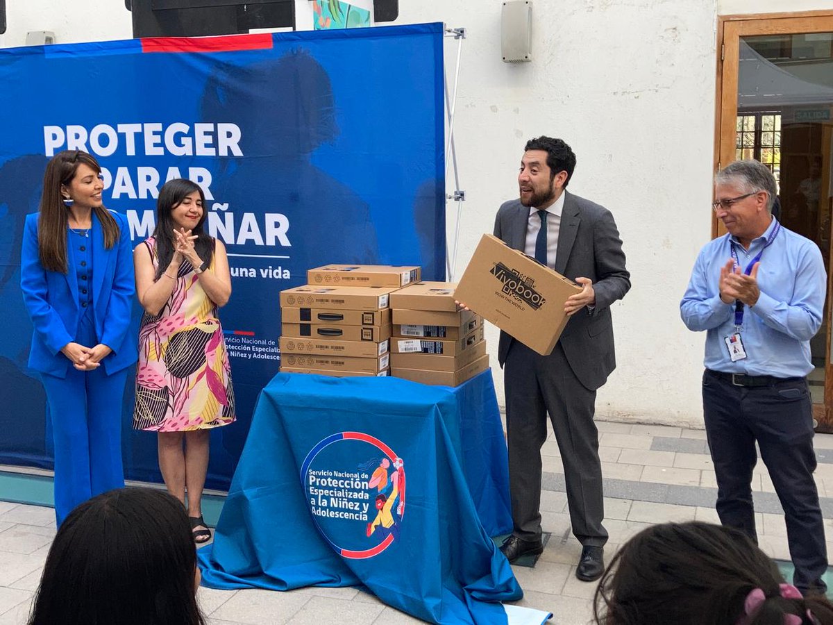 Dsocial_II's tweet image. 20 adolescentes del Servicio de Protección que ingresaron a la educación superior recibieron notebooks para que puedan cursar sus estudios. La entrega fue posible gracias a la @AIA_ANTOFAGASTA y estuvo inserta en la visita del director nacional del servicio, Claudio Castillo.