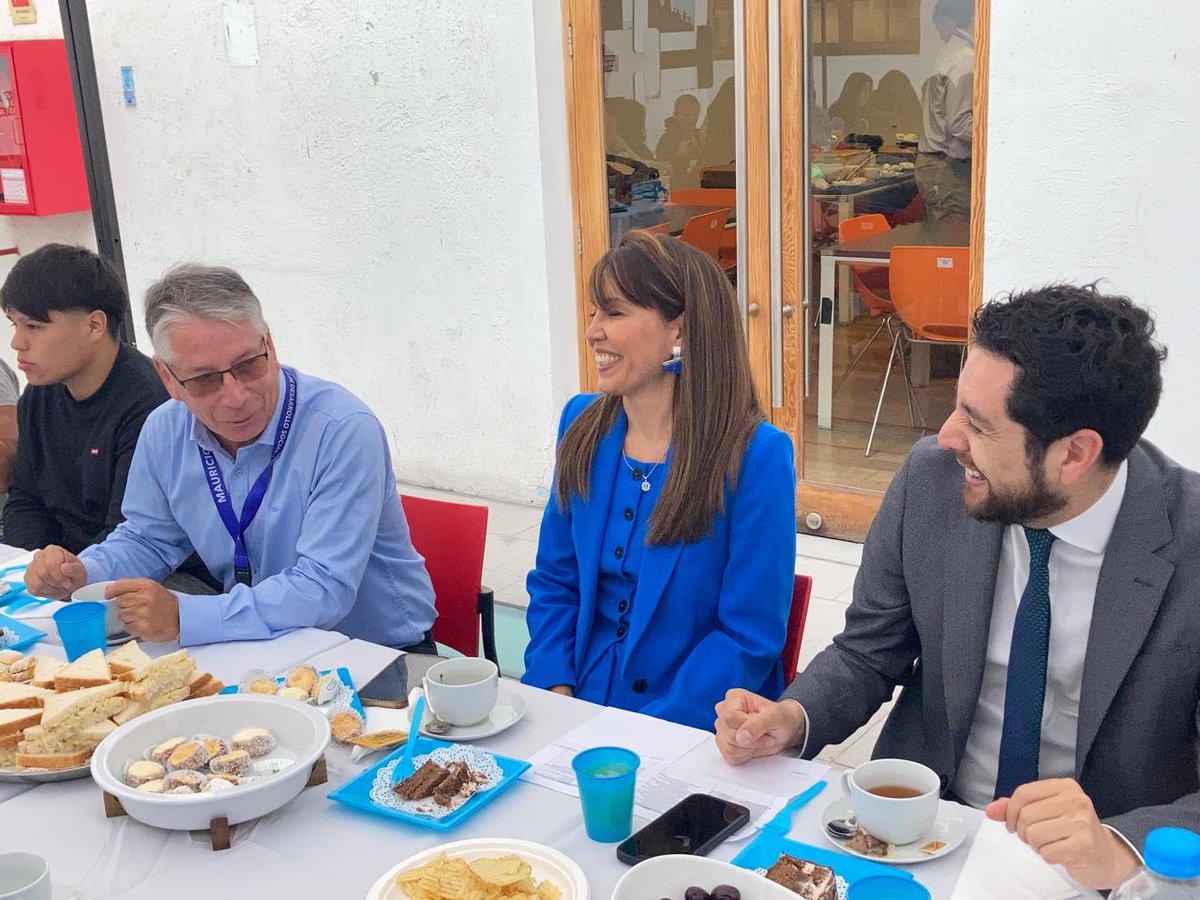 Dsocial_II's tweet image. 20 adolescentes del Servicio de Protección que ingresaron a la educación superior recibieron notebooks para que puedan cursar sus estudios. La entrega fue posible gracias a la @AIA_ANTOFAGASTA y estuvo inserta en la visita del director nacional del servicio, Claudio Castillo.