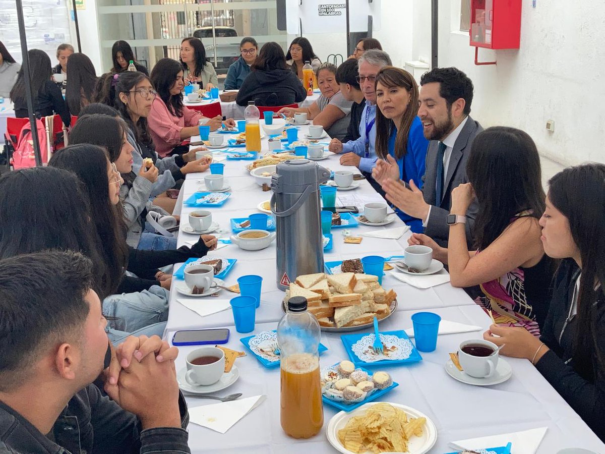 Dsocial_II's tweet image. 20 adolescentes del Servicio de Protección que ingresaron a la educación superior recibieron notebooks para que puedan cursar sus estudios. La entrega fue posible gracias a la @AIA_ANTOFAGASTA y estuvo inserta en la visita del director nacional del servicio, Claudio Castillo.