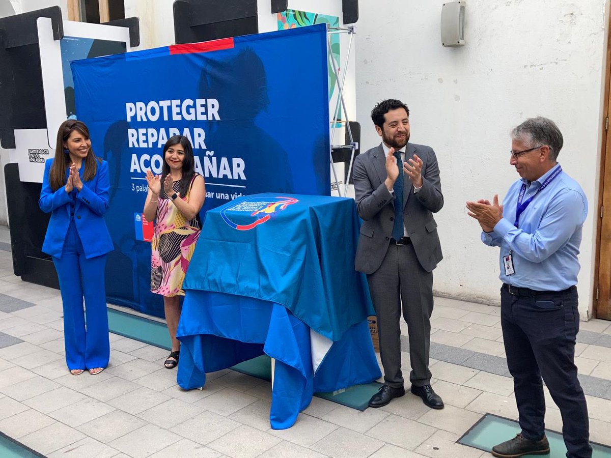 Dsocial_II's tweet image. 20 adolescentes del Servicio de Protección que ingresaron a la educación superior recibieron notebooks para que puedan cursar sus estudios. La entrega fue posible gracias a la @AIA_ANTOFAGASTA y estuvo inserta en la visita del director nacional del servicio, Claudio Castillo.