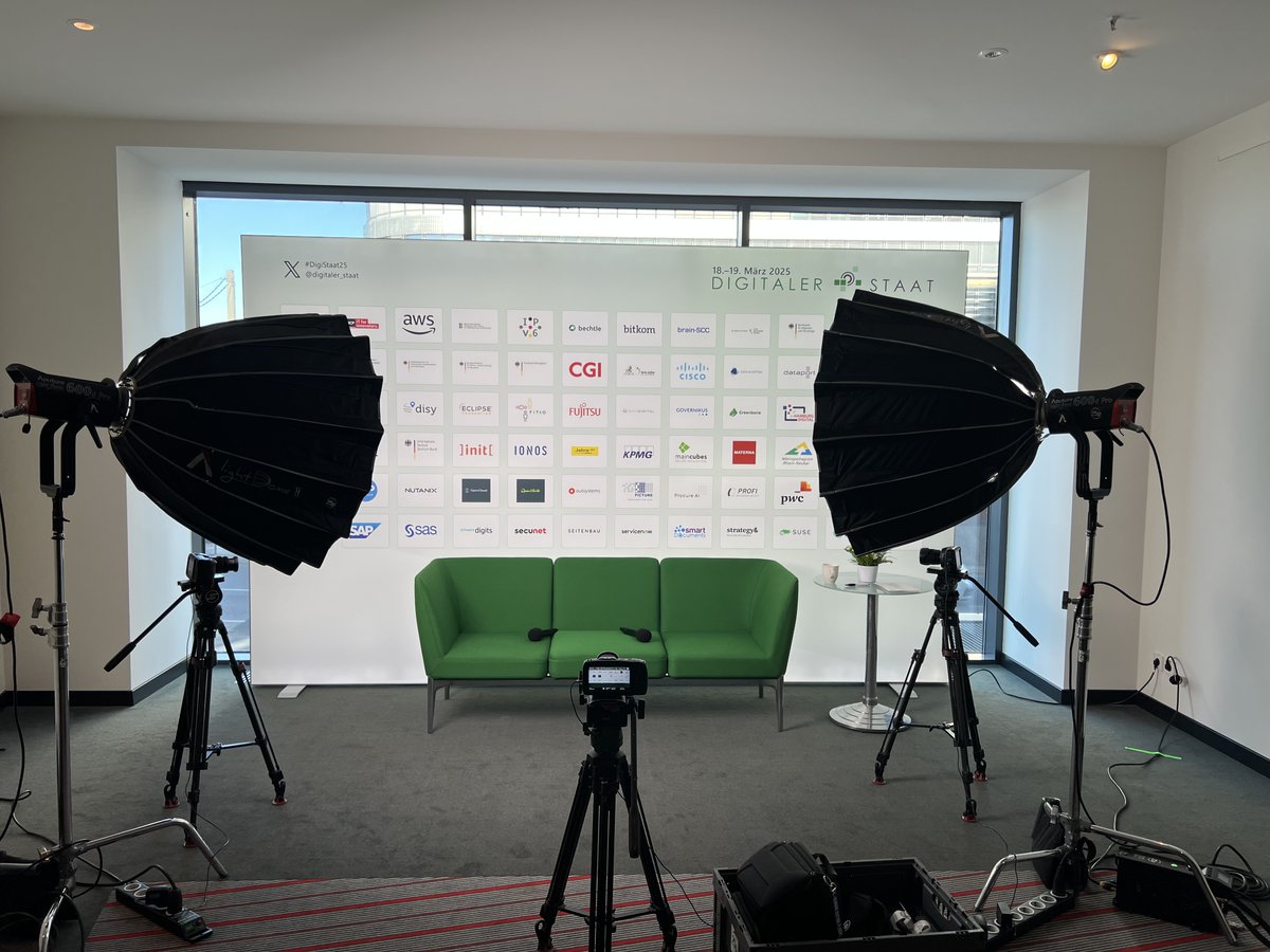 SmartdocumentsD's tweet photo. 🤩 Schön war's in Berlin! #DigiStaat25 

#DigitalerStaat #Verwaltungsmodernisierung #Digitalisierung #Dokumentenautomatisierung #Templatemanagement #KI #Vorlagenmanagementsystem https://t.co/ER1iydnkby