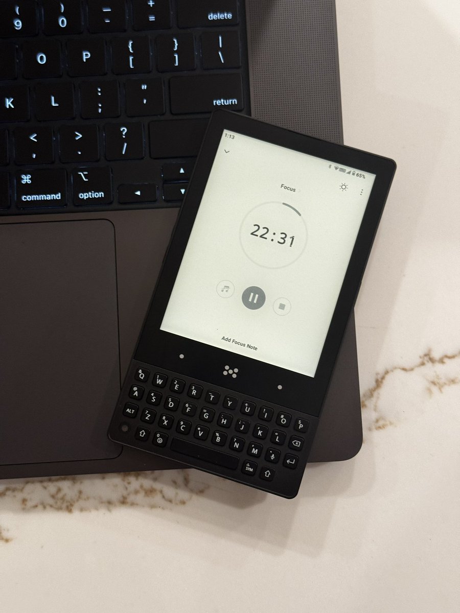 Youkhna's tweet image. The average person in their 20s gets 100+ phone notifications a day. That’s 100+ chances to lose focus. If we cut that in half, imagine the creativity and problem-solving we could unlock. I’m optimistic about #MindfulTech.