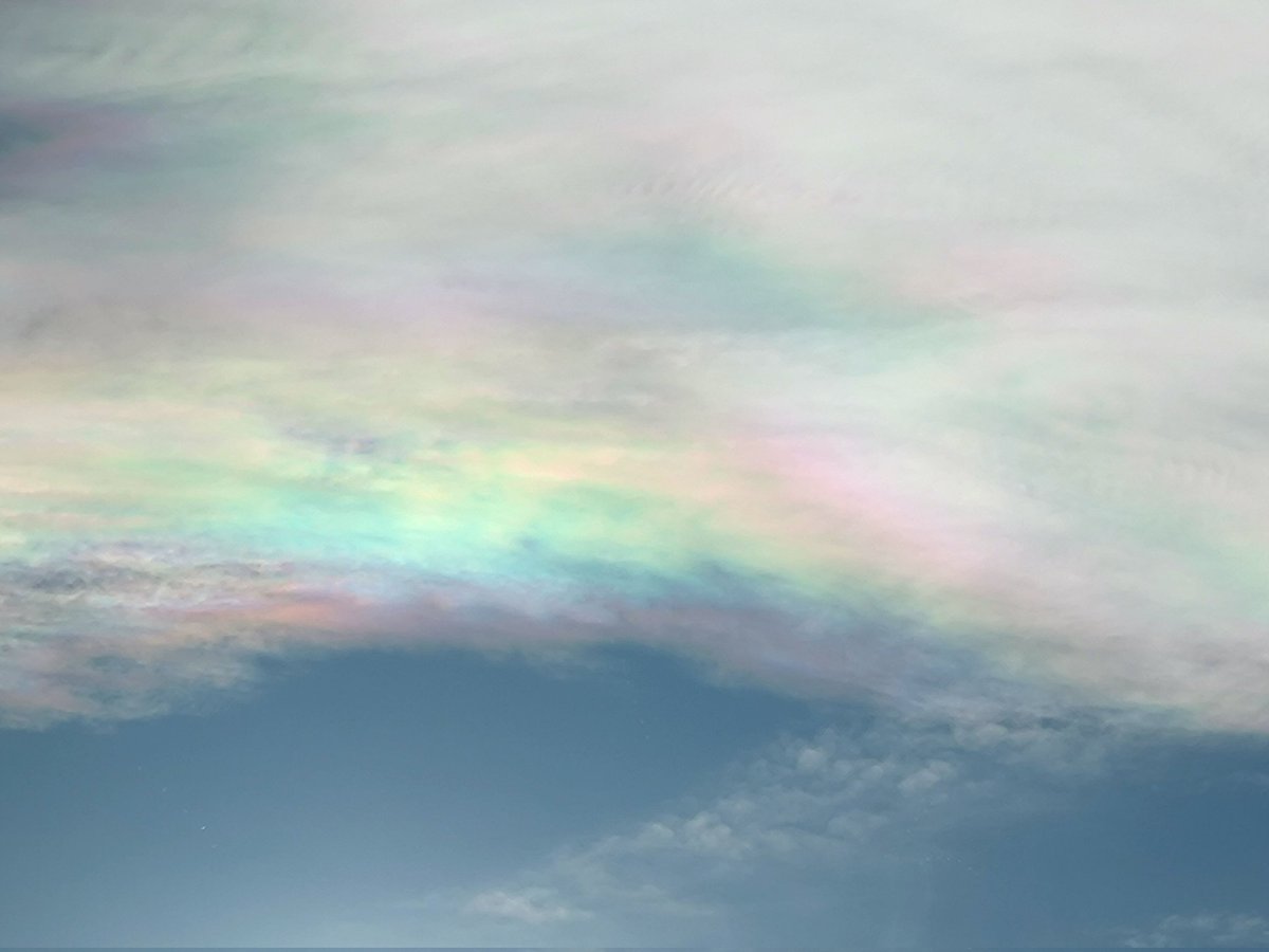 mildthing99's tweet photo. Wonderful #iridescence over the #SurreyHills #irisation #MotherOfPearl
@SurreyHillsNL @CloudAppSoc @StormHour @metoffice @ThePhotoHour @PeterGWeather @liamdutton
#StormHour #loveukweather #getoutside https://t.co/M1oY1fSpl3