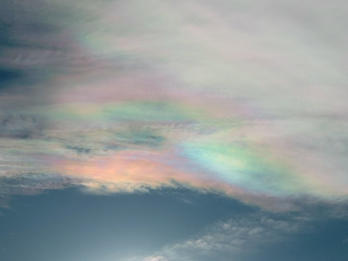mildthing99's tweet photo. Wonderful #iridescence over the #SurreyHills #irisation #MotherOfPearl
@SurreyHillsNL @CloudAppSoc @StormHour @metoffice @ThePhotoHour @PeterGWeather @liamdutton
#StormHour #loveukweather #getoutside https://t.co/M1oY1fSpl3