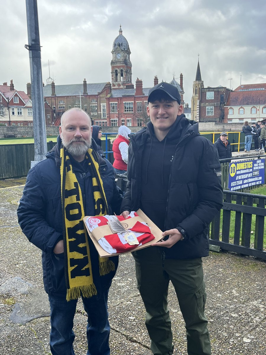 👊 <a href="/eastbournetfc/">Eastbourne Town FC</a> 

🔙 The south coast team visited Bilbao in May 1912. 

For last season's <a href="/nonleaguedayuk/">Non-League Day</a> fixture, the Town raffled a retro Zurigorri shirt and proudly flew a Basque flag featuring the Athletic Club crest at The Saffrons.

🧐 labur.eus/EastbourneTown