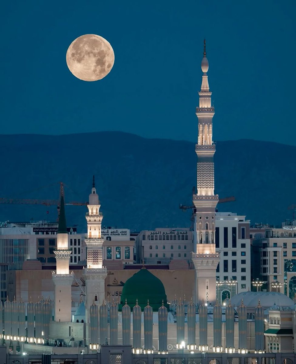 La photo du jour:

La beauté d'Al #Madinah 🕌 au milieu du mois béni de #Ramadan.

📸 Issam Manhi