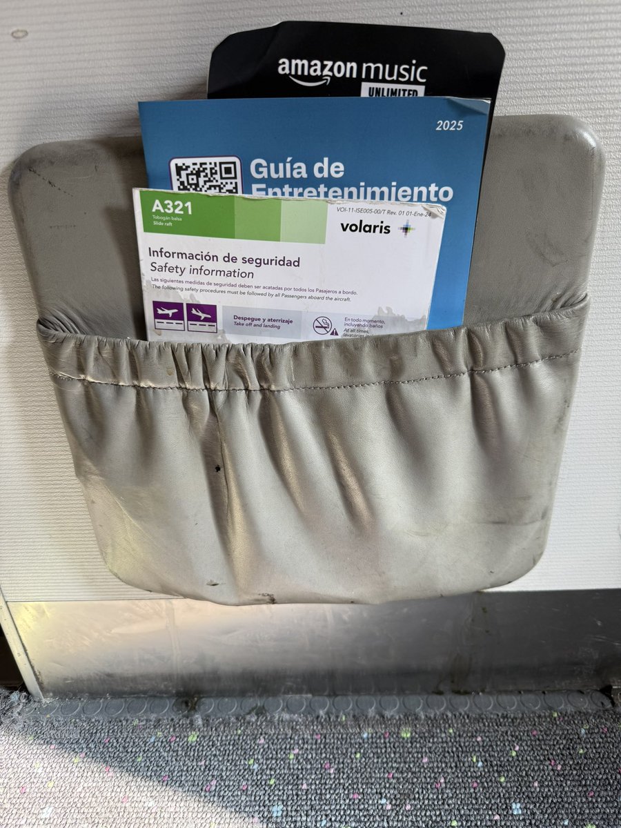 jesuscopa's tweet photo. @viajaVolaris Tuve la peor experiencia de la vida en mi vuelo de LAX a GDL en el 🛩️ 1715 debido a que cuando llegué a mi asiento 1D puse en el revistero enfrente de mi lugar mi IPad y media hora después resultó que mi iPad estaba sumergido en una alberca de café… https://t.co/Xx8AfCoXLE