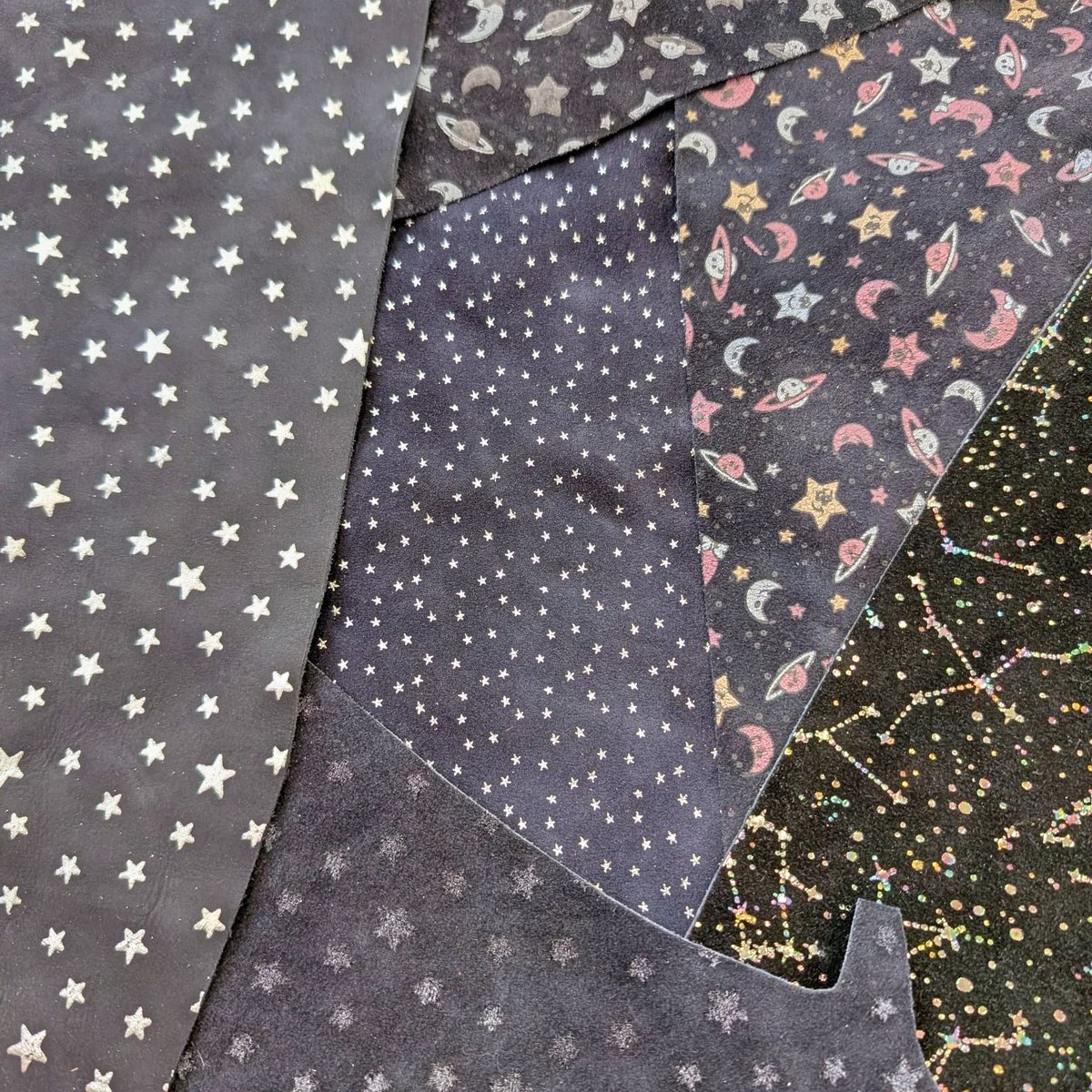 leatherdelights's tweet image. 🌟 Behind the Scenes: Star-studded sneak peek!

Limited edition celestial suede pieces dropping soon:
📧 Newsletter subscribers: March 28th, 7pm
🌍 Everyone else: March 29th, 7pm

Want early access? Sign up for our newsletter!

#HandmadeInUK #LimitedEdition