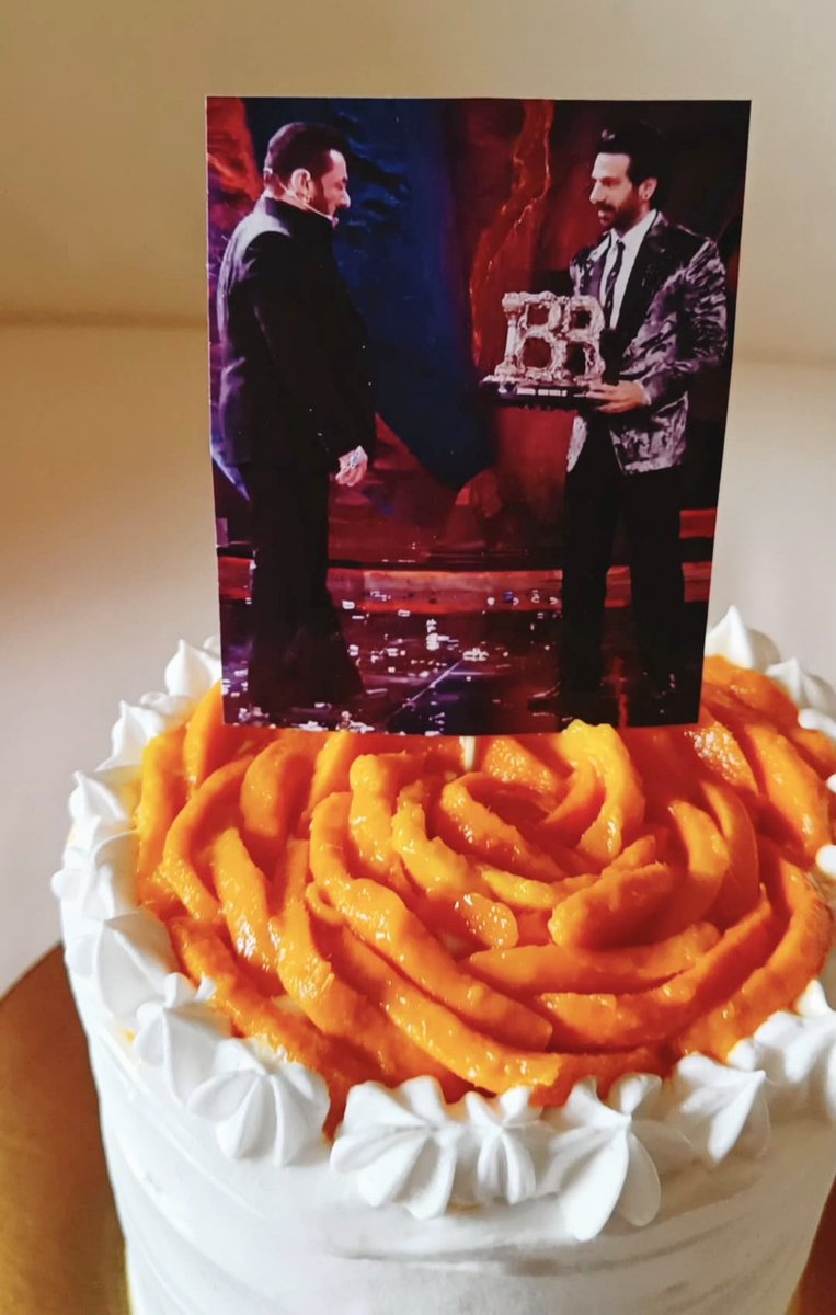 Season's first - Fresh Mango cake for <a href="/KaranVeerMehra/">Karan Veer Mehra</a> for completing 2 months of his win 🧡

#KaranVeerMehra #KaranVeer #BiggBoss18 #BiggBoss