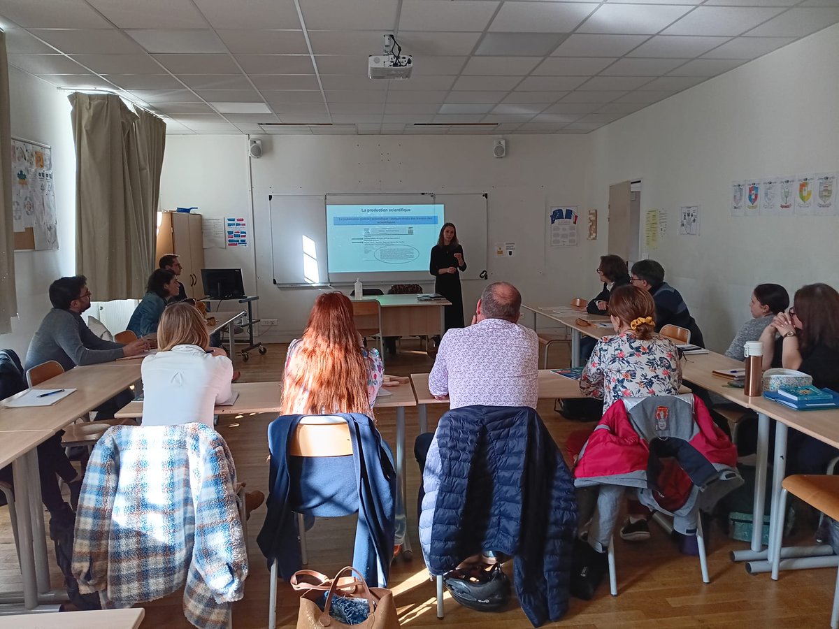 Cet après-midi, tables rondes et ateliers ont exploré des enjeux majeurs : mémoire et citoyenneté, IA, importance du témoignage, impact des réseaux sociaux, liberté d’expression… 
Des échanges essentiels pour mieux comprendre et agir 🤝
#EducMédiasInfo #TourDeFrance