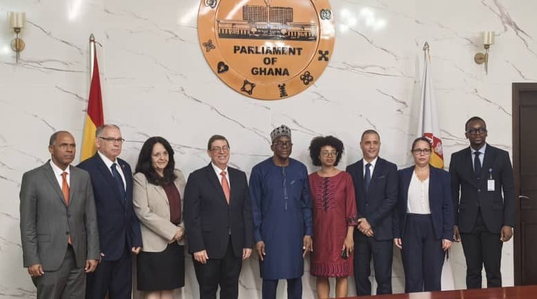 Fui recibido por el Presidente del Parlamento, Alban Kingsford Sumana Bagbin, en marco de mi visita oficial a #Ghana.

Resalté empeño de #Cuba de aumentar las relaciones interparlamentarias, como vía para continuar fortaleciendo los vínculos entre los dos países.