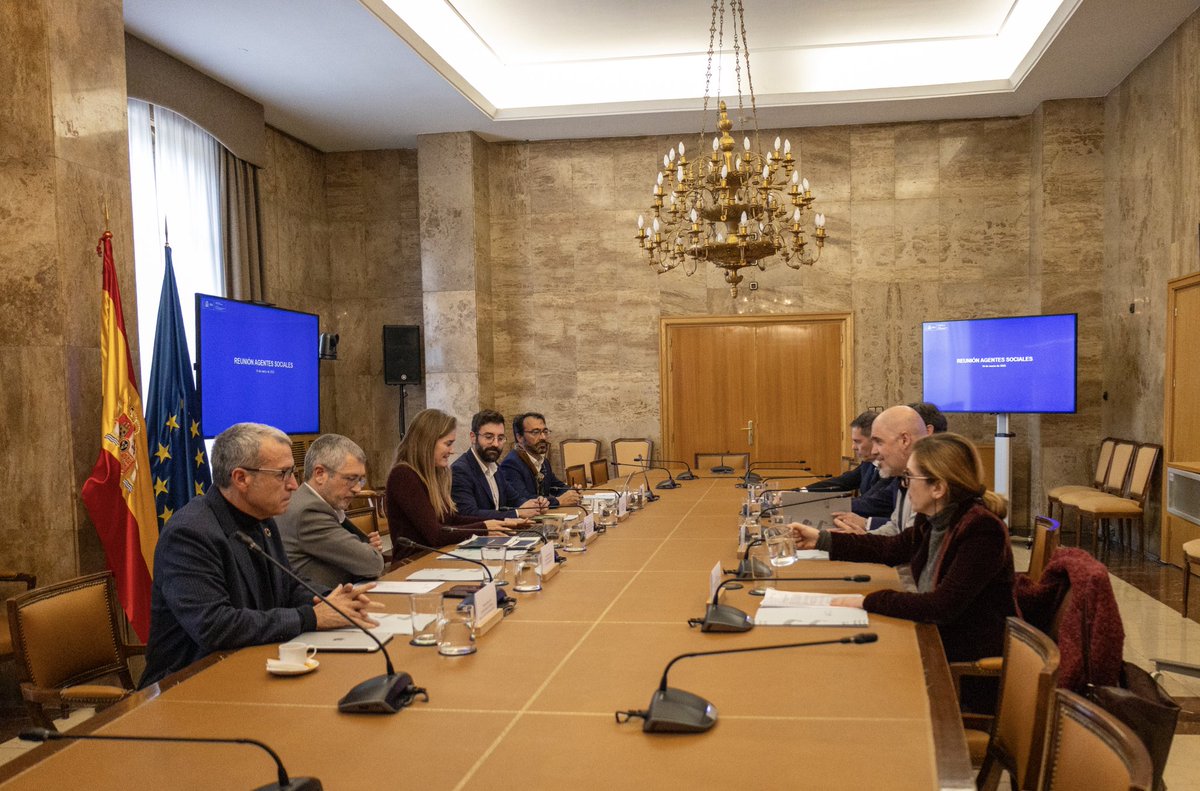 UGT_Comunica's tweet photo. 🟢 Hoy se reúne Lola Navarro (@lolanagi11), vicesecretaria general de #UGT, con la vicepresidenta y ministra Sara Aagesen en el Ministerio de Transición Ecológica y Reto Demográfico (@mitecogob), junto con agentes sociales, para abordar cuestiones de la Agenda Verde Europea https://t.co/Va3dwqcEfw