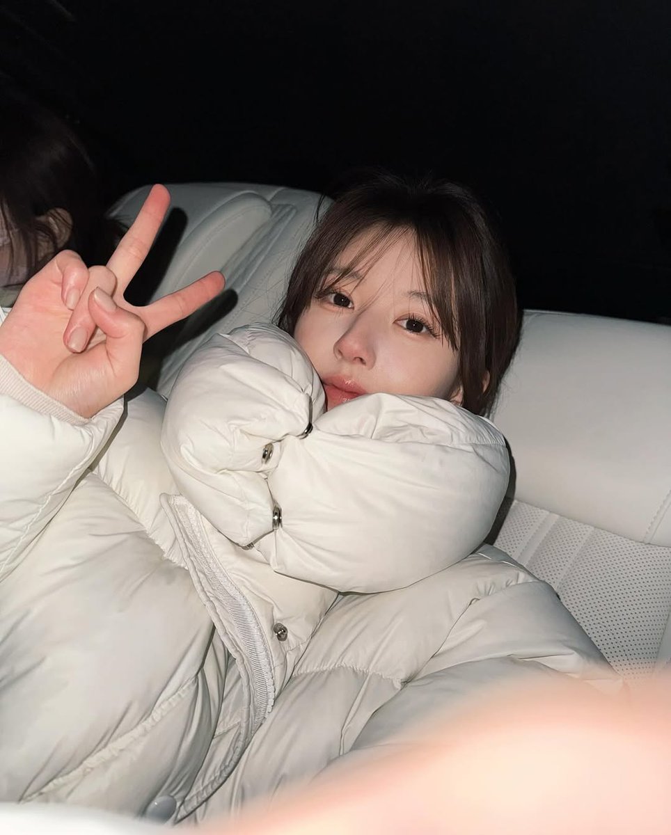 Floating like a feather, shining like a pearl.