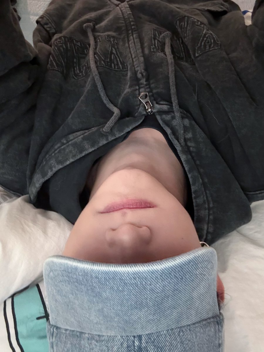 한 침대에서 형을 내려다보고 더 이상 말할 수가 없는 상상밖에 안 떠올라요 어떡하죠 저는