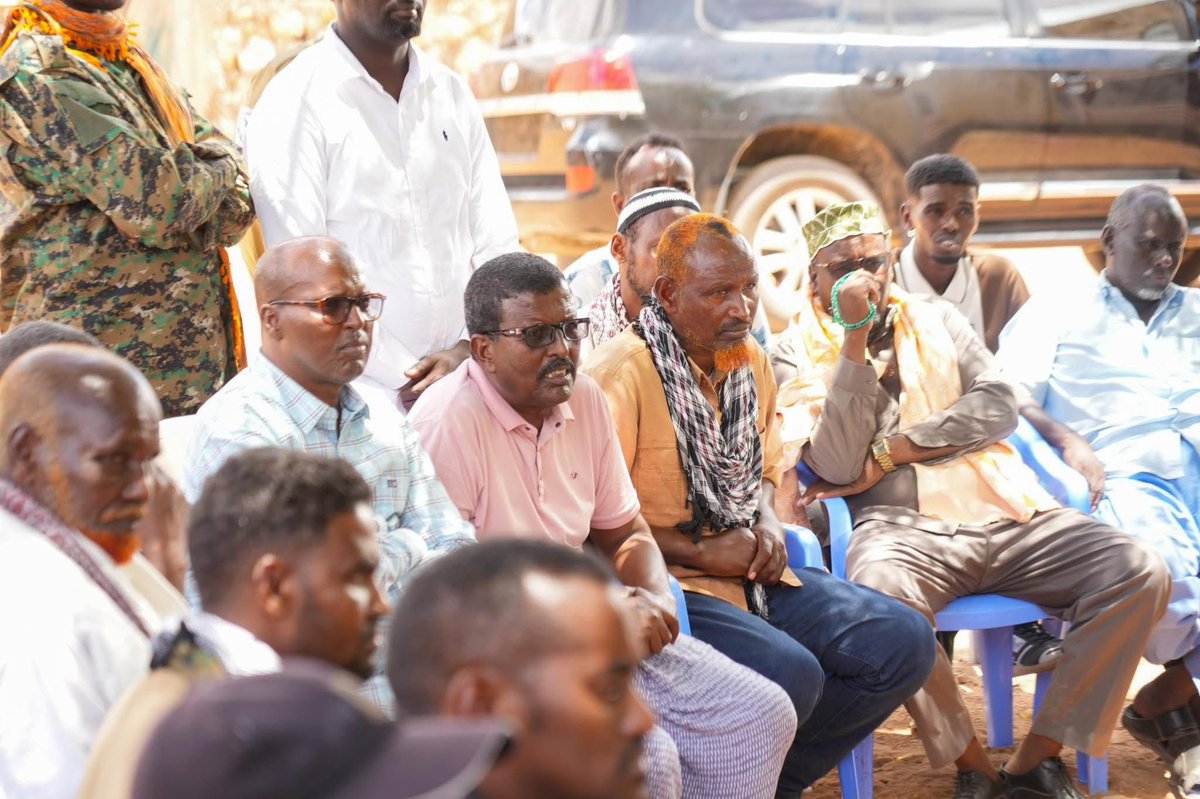 SONNALIVE's tweet photo. President @HassanSMohamud, alongside SNA Commander Maj. Gen. Yusuf Odawa, NISA Director Abdullahi Sanbalolshe, and Military Court Chief Hassan Ali Shute, held an open meeting in Moqokori with local fighters, Hirshabelle officials, and local elders. The President commended the community’s resilience in the fight against the Kharijites.