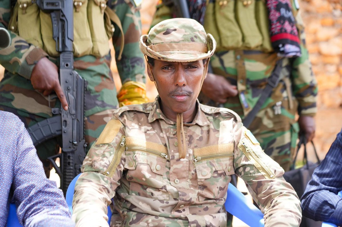 SONNALIVE's tweet photo. President @HassanSMohamud, alongside SNA Commander Maj. Gen. Yusuf Odawa, NISA Director Abdullahi Sanbalolshe, and Military Court Chief Hassan Ali Shute, held an open meeting in Moqokori with local fighters, Hirshabelle officials, and local elders. The President commended the community’s resilience in the fight against the Kharijites.